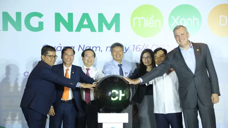 Đại diện tỉnh Quảng Nam cùng các đơn vị nhấn nút công bố chương trình kích cầu thu hút du lịch năm 2024