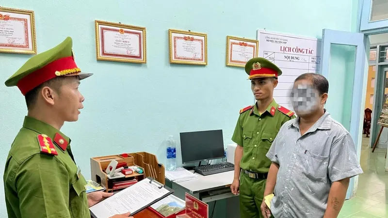 Bị kiểm tra nồng độ cồn, người đàn ông ném đá vào lực lượng công an
