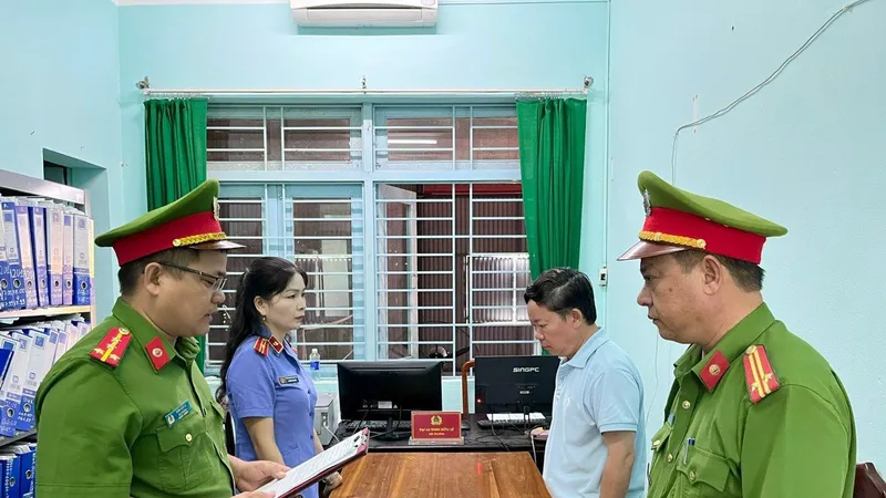 Công an thi hành các quyết định đối với ông Lê Quang Hào