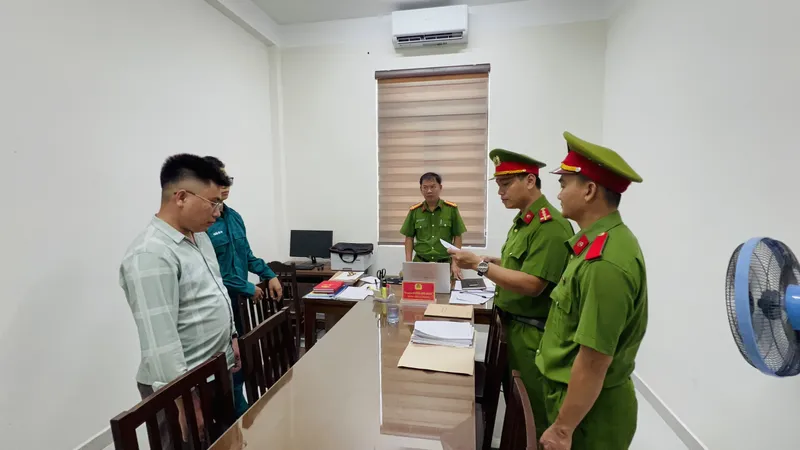 Khởi tố 2 đối tượng tham ô tài sản của công ty để lấy tiền tiêu xài