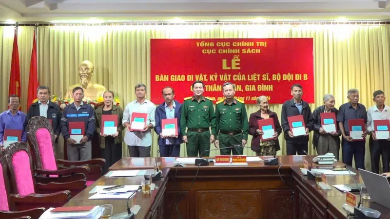 Bàn giao kỷ vật của 12 liệt sĩ, bộ đội đi B cho thân nhân và gia đình tại Quảng Nam