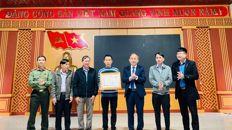 Quảng Nam: Khen thưởng người đàn ông liều mình cứu 3 học sinh bị nước lũ cuốn trôi