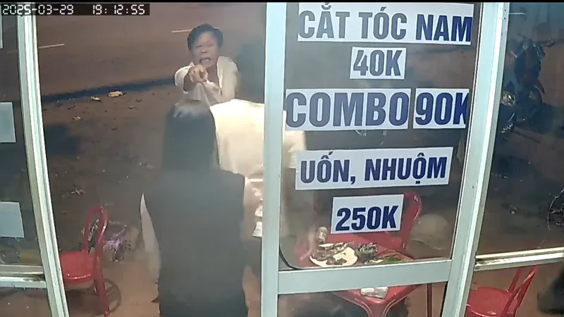 Công an làm việc với người đàn ông đánh người tại TP Hội An