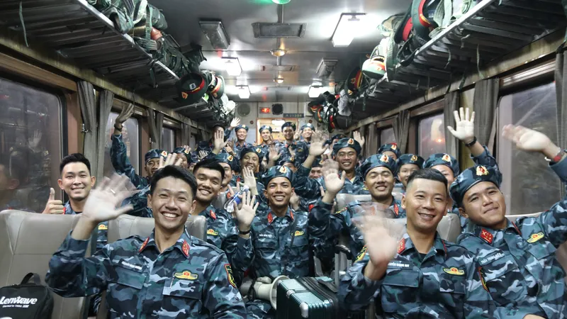 Hơn 400 cán bộ, chiến sĩ Quân khu 5 hành quân vào miền Nam tham gia diễu binh, diễu hành