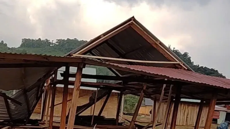 Quảng Nam: Mưa đá kèm gió lốc gây hư hỏng 16 ngôi nhà ở xã biên giới 