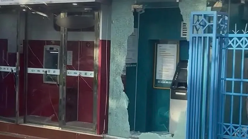 Trụ ATM trên đường Hùng Vương (TP Tam Kỳ, tỉnh Quảng Nam) bị đập phá. Ảnh chụp màn hình