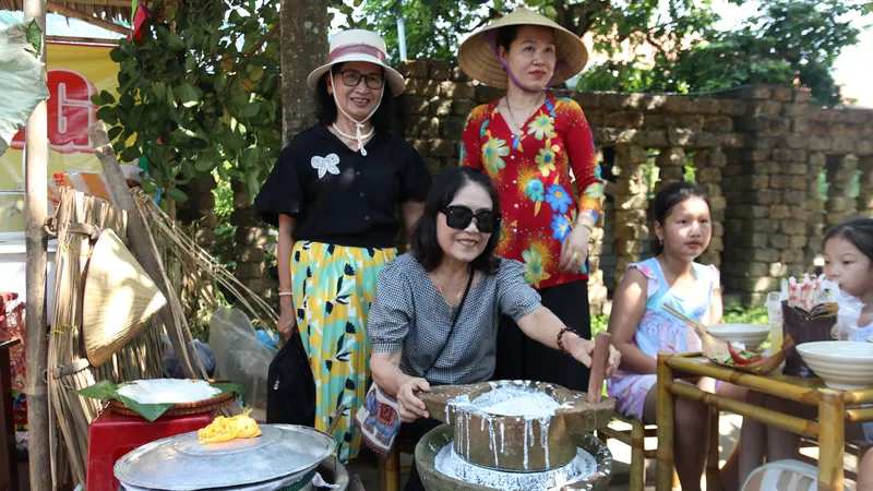 Du khách trải nghiệm xay bột, tráng mì tại Festival Mỳ Quảng 2025