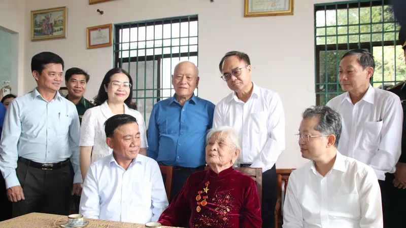 Thường trực Ban Bí thư Trần Cẩm Tú thăm, tặng quà người có công tại TP Đà Nẵng 