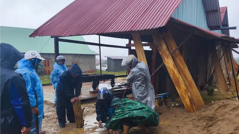 Gió lớn gây tốc hơn 30 mái nhà của người dân ở xã biên giới của TP Đà Nẵng