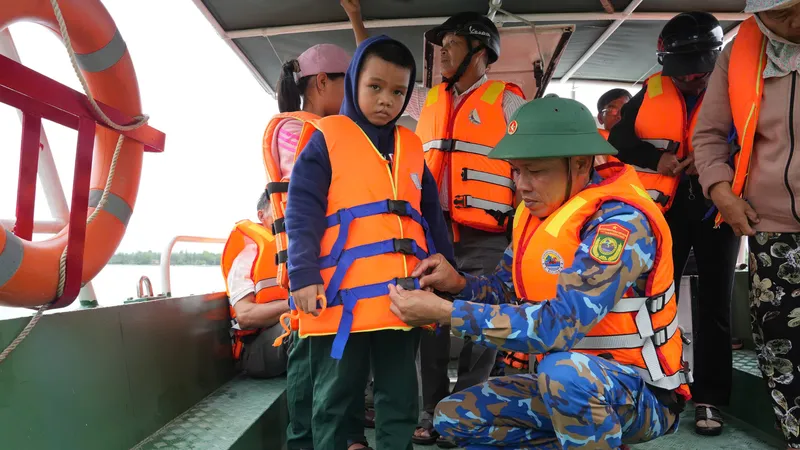 Bộ đội Biên phòng dùng ca nô hỗ trợ người dân xã đảo Tam Hải đi lại 
