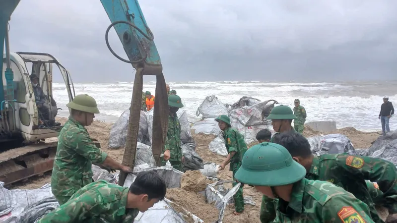 Đà Nẵng khẩn cấp kè chắn sạt lở bờ biển Hội An trước khi bão đổ bộ