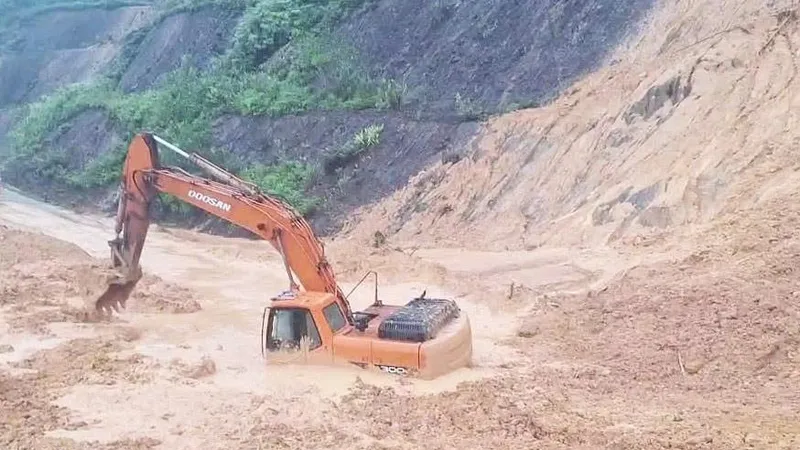 Đà Nẵng: Dọn đất sạt lở, một xe múc bị vùi lấp 