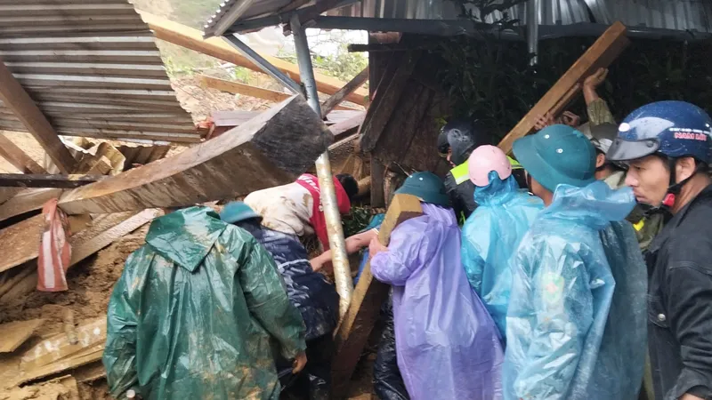 Sạt lở đồi vùi lấp 6 căn nhà, 1 người bị thương