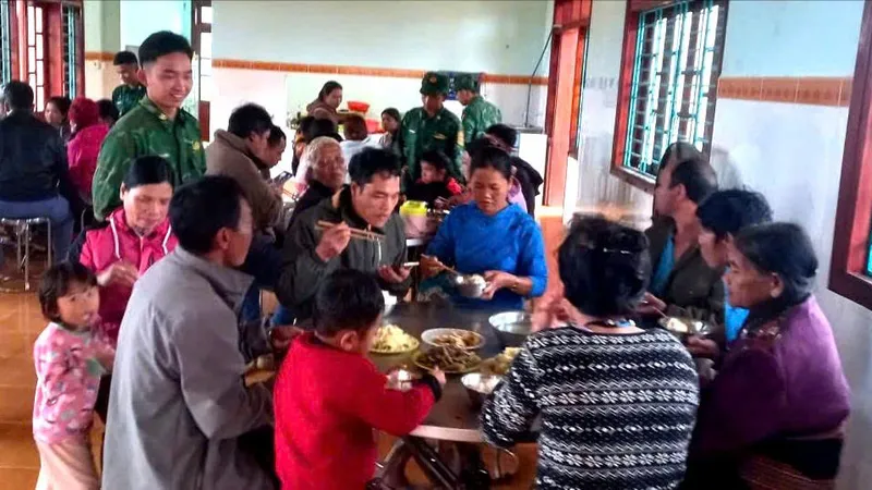 Bộ đội Biên phòng Đà Nẵng tổ chức “bếp ăn 0 đồng” cho người dân sơ tán do sạt lở