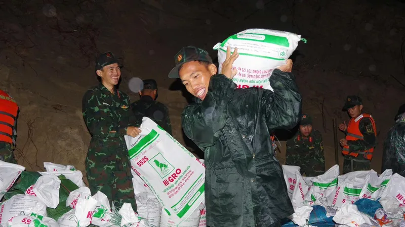Hơn 500 cán bộ, chiến sĩ Quân khu 5 xuyên đêm gia cố bờ kè An Lương