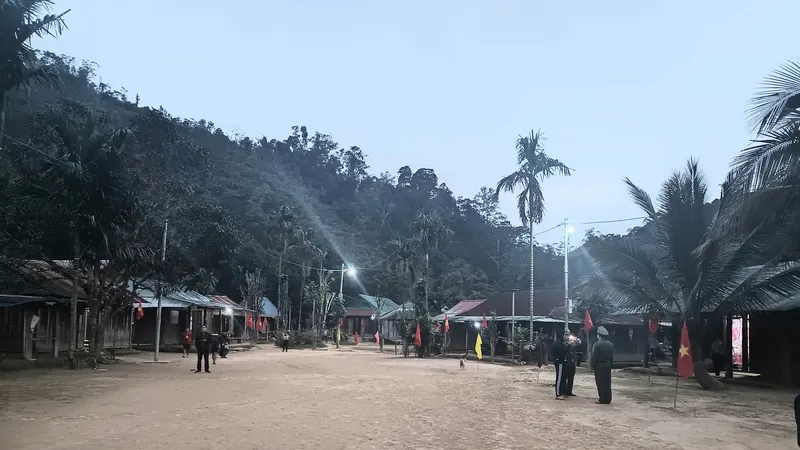 Thôn biệt lập của xã biên giới A Vương chính thức có điện sinh hoạt