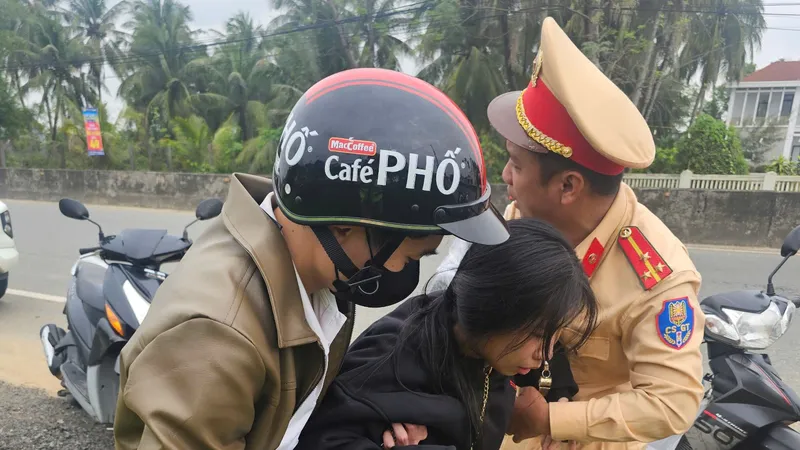 Lực lượng CSGT cùng người dân sơ cứu cho em H.