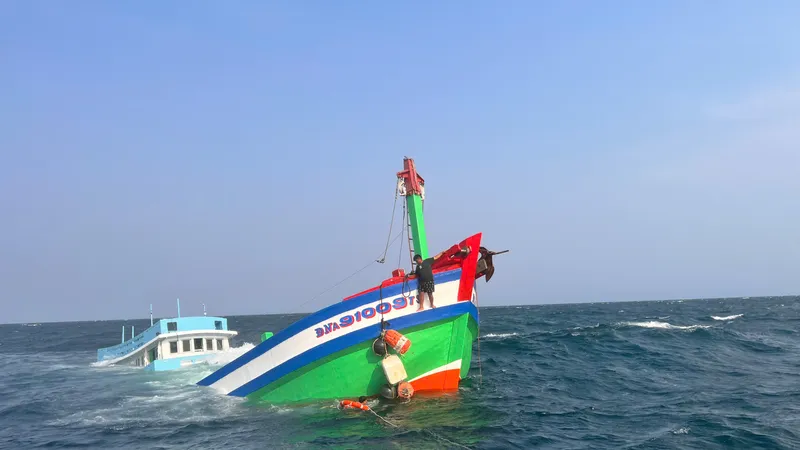 Kịp thời ứng cứu 2 thuyền viên tàu cá bị chìm trên biển 
