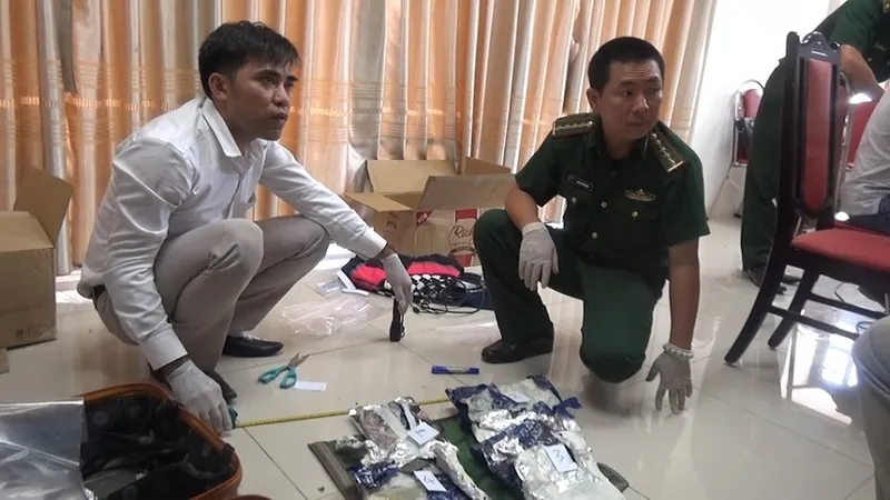 Triệt phá đường dây ma túy quốc tế, thu giữ gần 15 kg ma túy đá