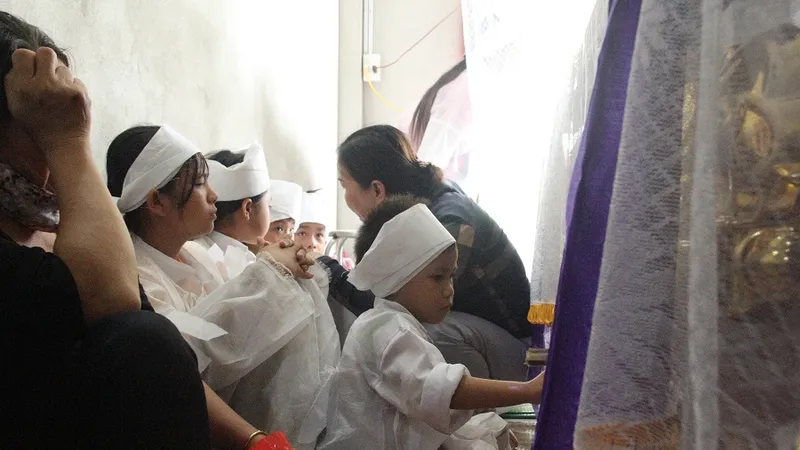 Nghẹn lòng 3 đứa trẻ mồ côi cả cha lẫn mẹ sau tai nạn giao thông 