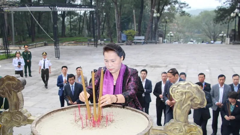 Chủ tịch Quốc hội dâng hương tại nghĩa trang liệt sĩ tỉnh Quảng Trị