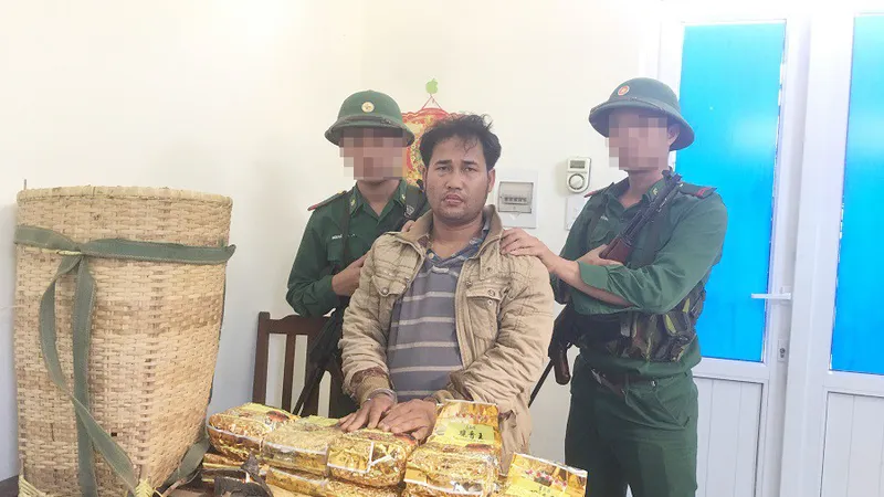 Đối tượng cùng tang vật bị bắt giữ.
