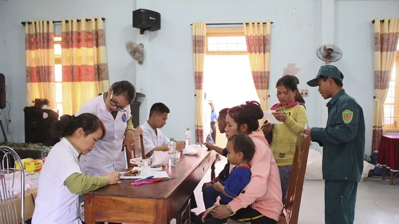 Cấp phát thuốc miễn phí cho người dân địa phương