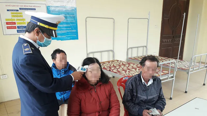 Kiểm tra thân nhiệt của người dân qua lại ở cửa khẩu quốc tế Lao Bảo