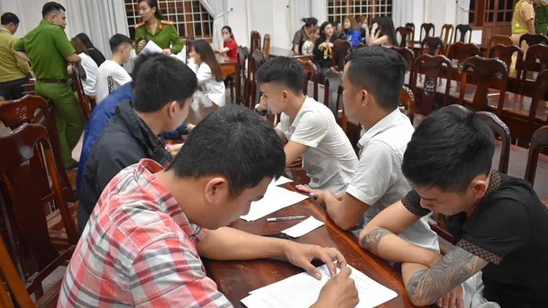Các đối tượng được Công an thành phố Đông Hà đưa về trụ sở để điều tra.