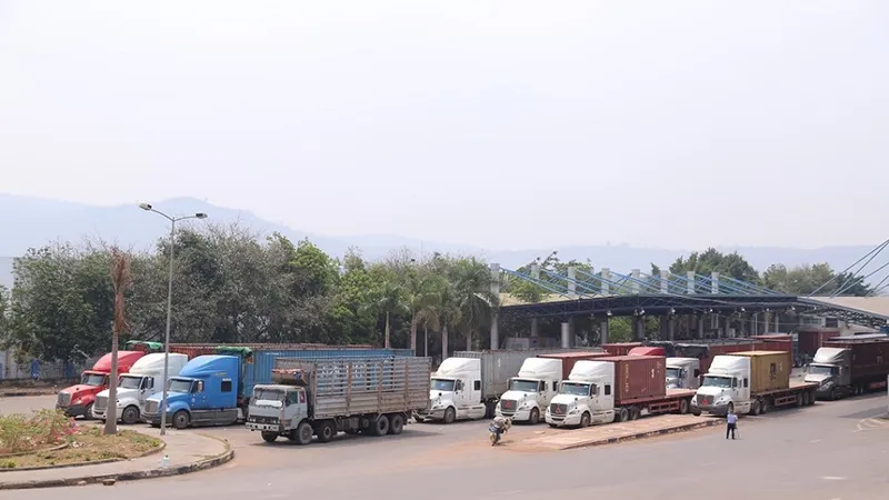 Hàng trăm xe container “rồng rắn” tại cửa khẩu