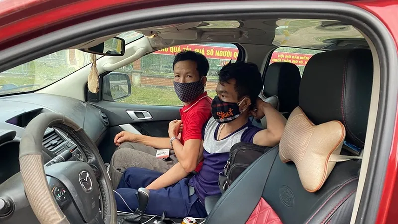 Những người trên ô tô khi bị lực lượng chức năng phát hiện