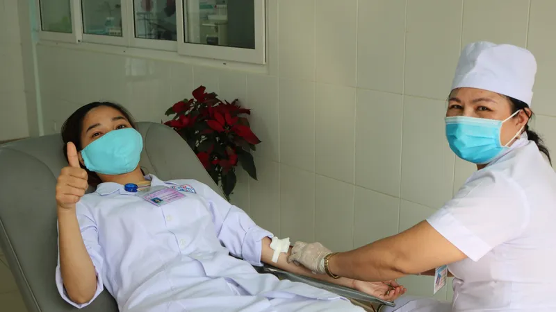 Nhân viên y tế bệnh viện kịp thời hiến máu cứu bệnh nhân