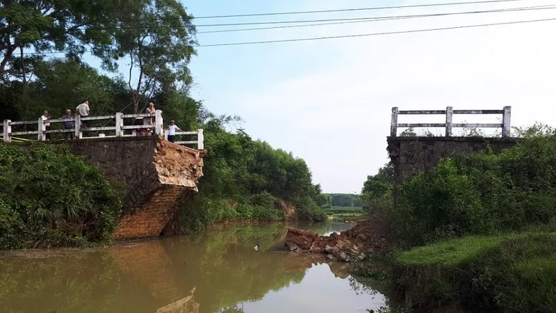 Sập cầu trong đêm, người dân gấp rút làm đường tạm để học sinh đến trường