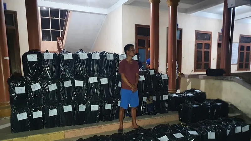 Trần Danh Lợi và tang vật. Ảnh: Công an Quảng Trị cung cấp