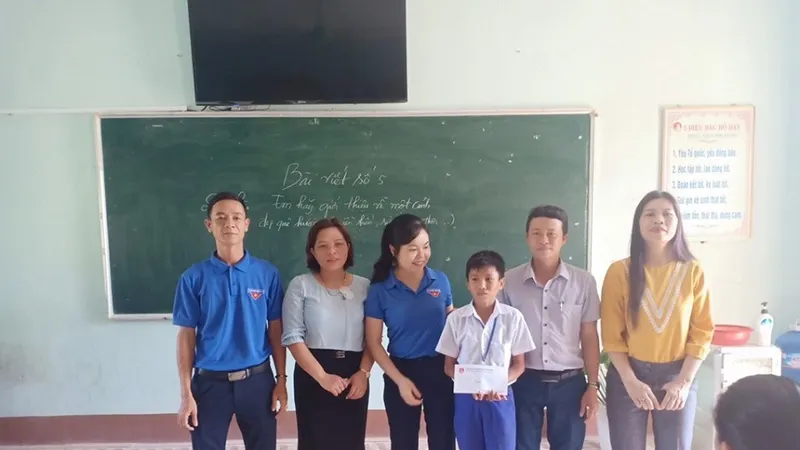 Khen thưởng 2 học sinh nhanh trí cứu bạn đuối nước 