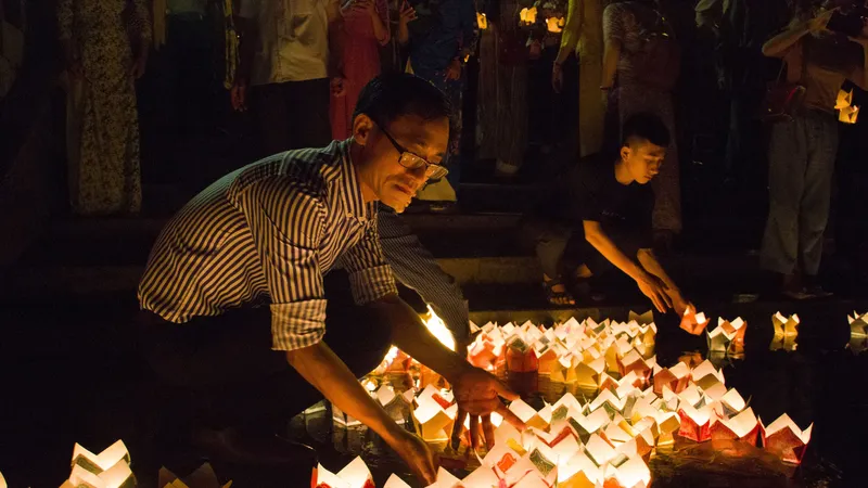 Hàng ngàn người tham gia thả hoa đăng tri ân các anh hùng liệt sĩ 