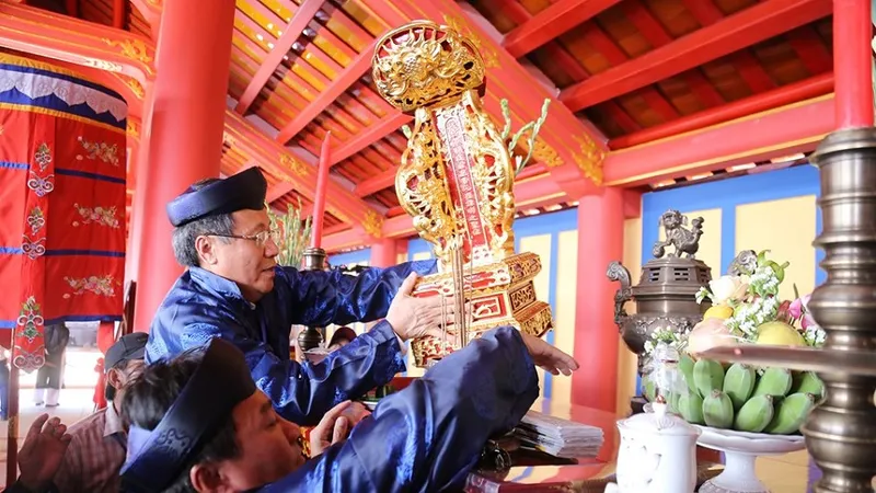 Long vị vua Hàm Nghi được đặt lên án thờ trong Đền tưởng niệm vua Hàm Nghi và các tướng sĩ Cần Vương.
