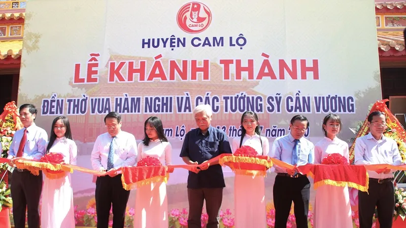 Các đại biểu cắt băng khánh thành Đền thờ vua Hàm Nghi và các tướng sĩ Cần Vương