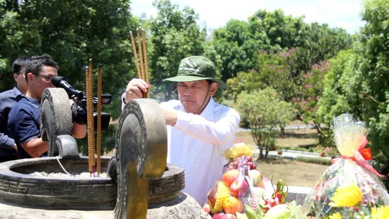 Phó Thủ tướng Thường trực Chính phủ Trương Hòa Bình dâng hương tại Thành cổ Quảng Trị