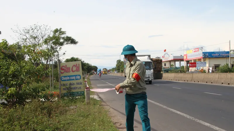 Cơ quan chức năng tiến hành rào chắn tại khu vực xóm Bàu (thôn Hà Thanh, xã Gio Châu, huyện Gio Linh) vì liên quan tới bệnh nhân 861