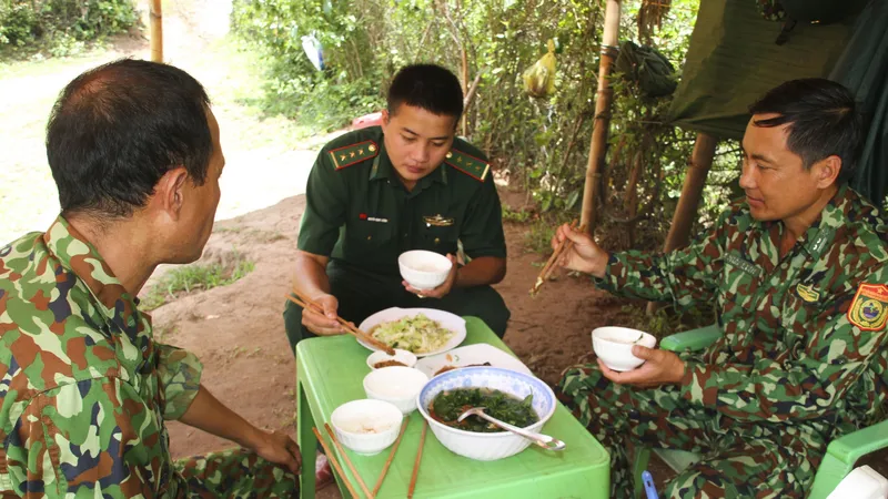 Bữa cơm tại chốt chặn nơi biên giới