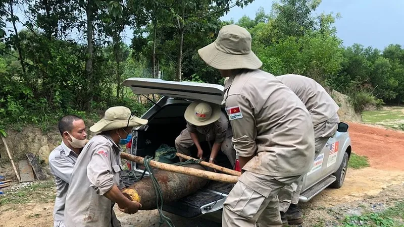 Lực lượng chức năng di chuyển bom về điểm tập kết để tiến hành hủy nổ