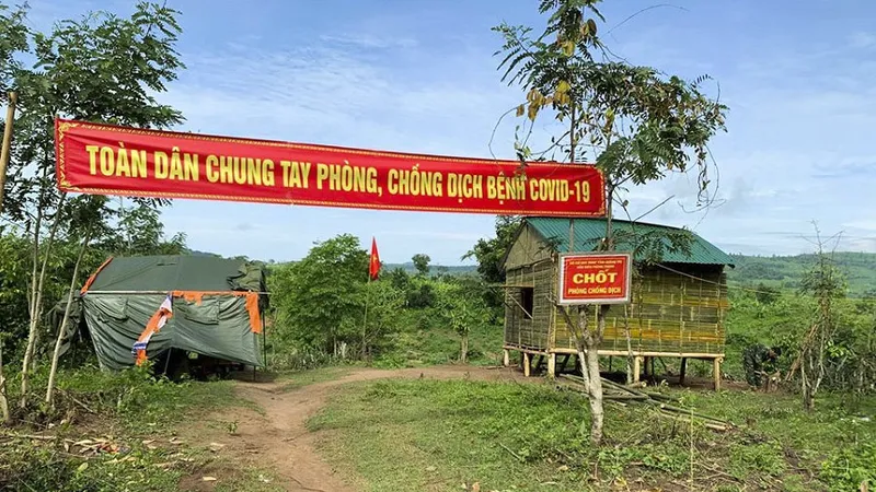 Tận dụng vật liệu tại chỗ, kiên cố chốt nơi tuyến đầu chống dịch