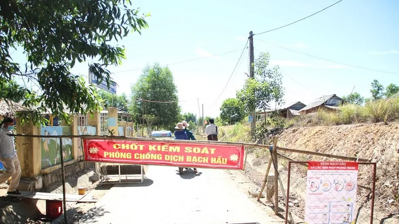 Ngành y tế địa phương tiến hành cho người dân uống kháng sinh dự phòng
