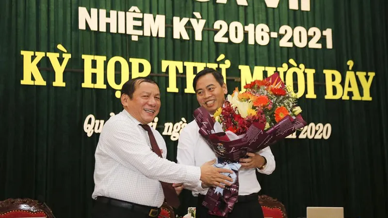 Ông Nguyễn Đăng Quang (phía phải) được bầu làm Chủ tịch Hội đồng Nhân dân tỉnh Quảng Trị