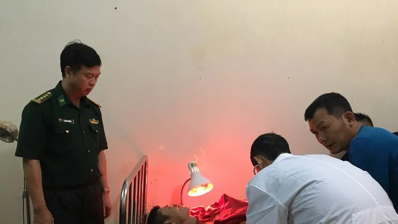 Lực lượng chức năng tiến hành sơ cứu cho các thuyền viên gặp nạn