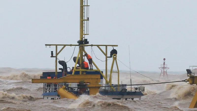 Các thuyền viên phải bám trụ ở khu vực ống khói của tàu Vietship 01 chìm ở khu vực biển cảng Cửa Việt