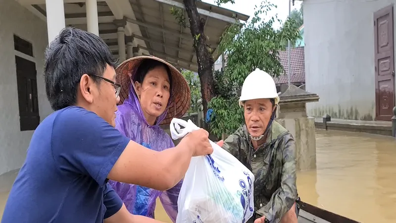 Những phần quà của Báo SGGP đến với người dân xã Hải Sơn (huyện Hải Lăng) kịp thời