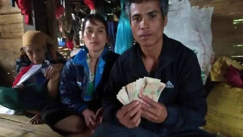 Phát hiện khoản tiền lớn trong quần áo được tặng, vợ chồng nghèo tìm người trả lại