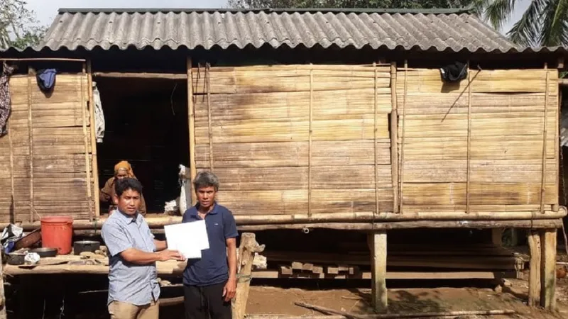 Tặng 10 triệu đồng cho vợ chồng nghèo tìm người trả lại khoản tiền bỏ quên trong quần áo hỗ trợ